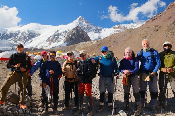 Veteranos de Malvinas escalan el Aconcagua en la Cumbre por la Paz