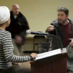 Atacan a congresista crítica de Trump con líquido misterioso