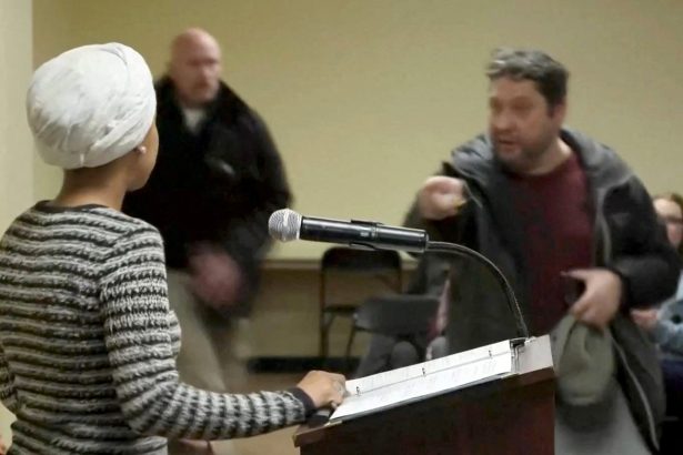 Atacan a congresista crítica de Trump con líquido misterioso