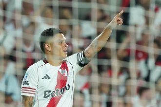 Juanfer Quintero brilla con doblete y lleva a River al liderazgo