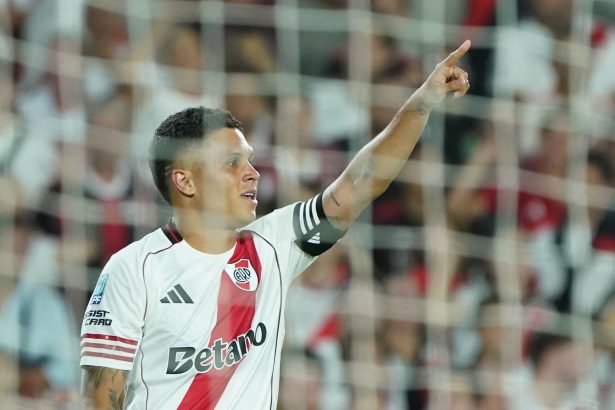 Juanfer Quintero brilla con doblete y lleva a River al liderazgo