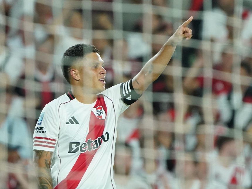 Juanfer Quintero brilla con doblete y lleva a River al liderazgo