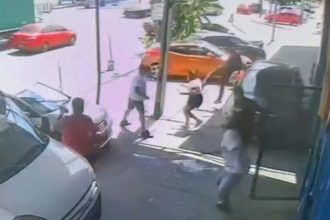 Impactante: Hombre atropella a su padre y dos más tras discusión