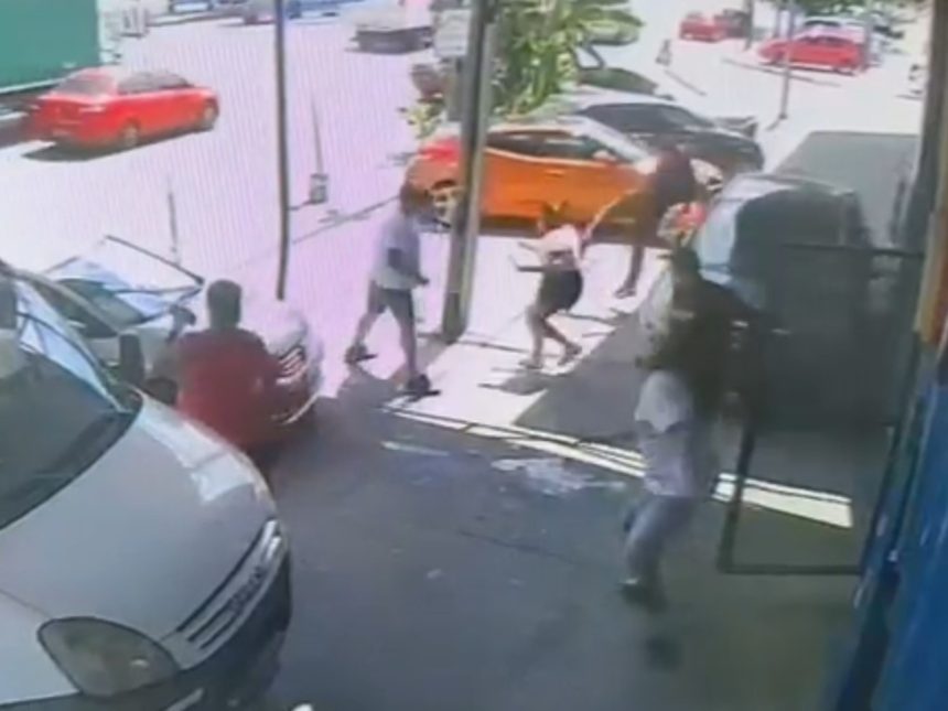 Impactante: Hombre atropella a su padre y dos más tras discusión