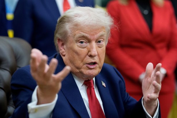 Trump advierte sobre aranceles a países que exporten petróleo a Cuba