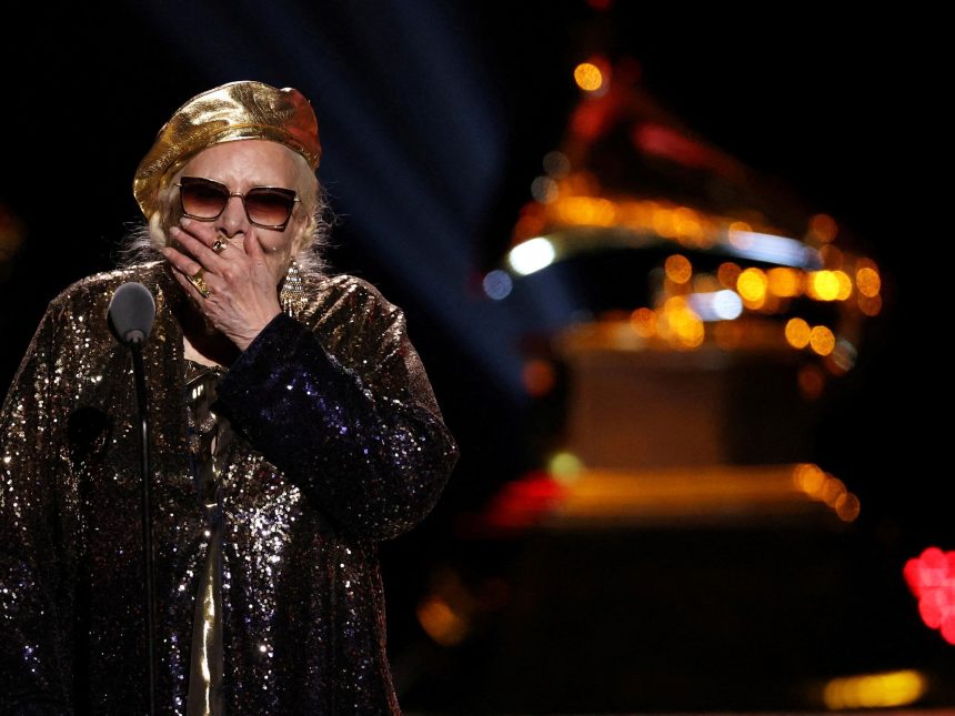 Grammy 2026: Joni Mitchell confundida en su emotivo regreso