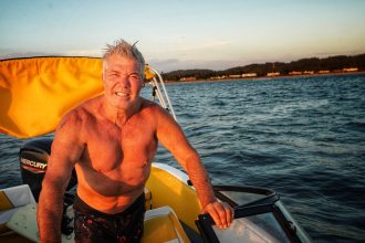 Un día con Burlando en Punta del Este: Energía a los 60 años