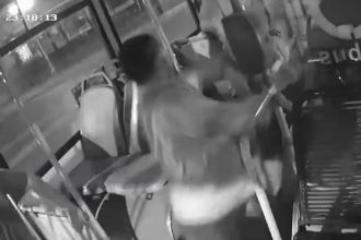 Chofer furioso abandona colectivo tras pelea con pasajero