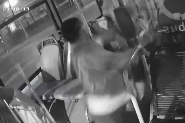 Chofer furioso abandona colectivo tras pelea con pasajero