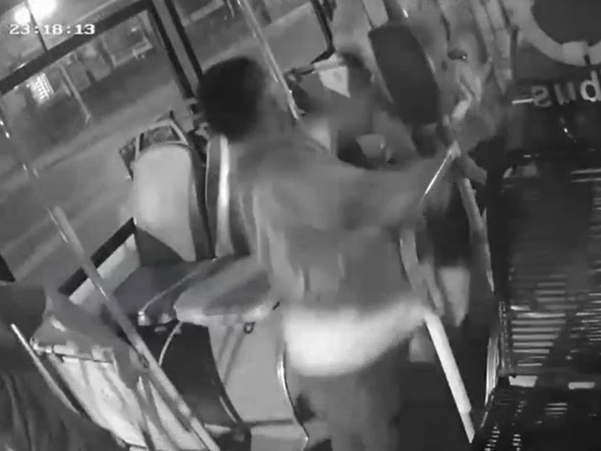 Chofer furioso abandona colectivo tras pelea con pasajero