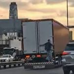 Joven imprudente viaja colgado de un camión en la 25 de Mayo