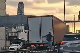 Joven imprudente viaja colgado de un camión en la 25 de Mayo