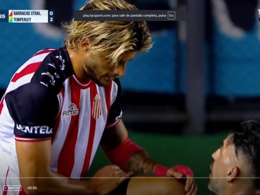 Rodrigo Insua estalla en Barracas Central: ¡rompe un vidrio de un puñetazo!