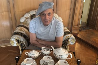 Descubre al coleccionista que rescató el juego de té de Yiya Murano