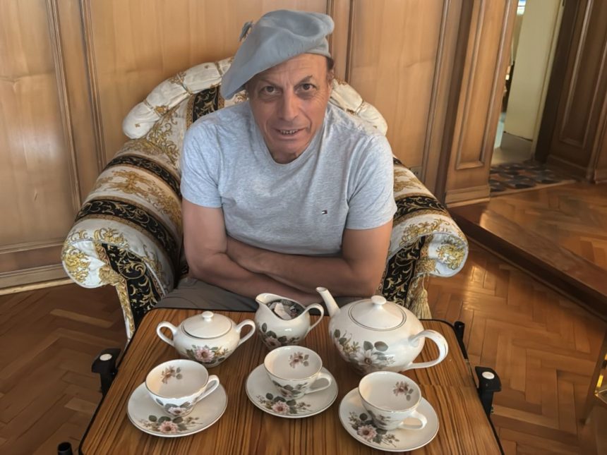 Descubre al coleccionista que rescató el juego de té de Yiya Murano