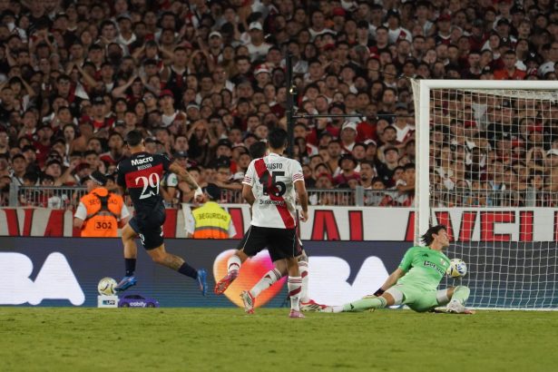 Tigre arrasa con un River en crisis: el Monumental estalla de furia