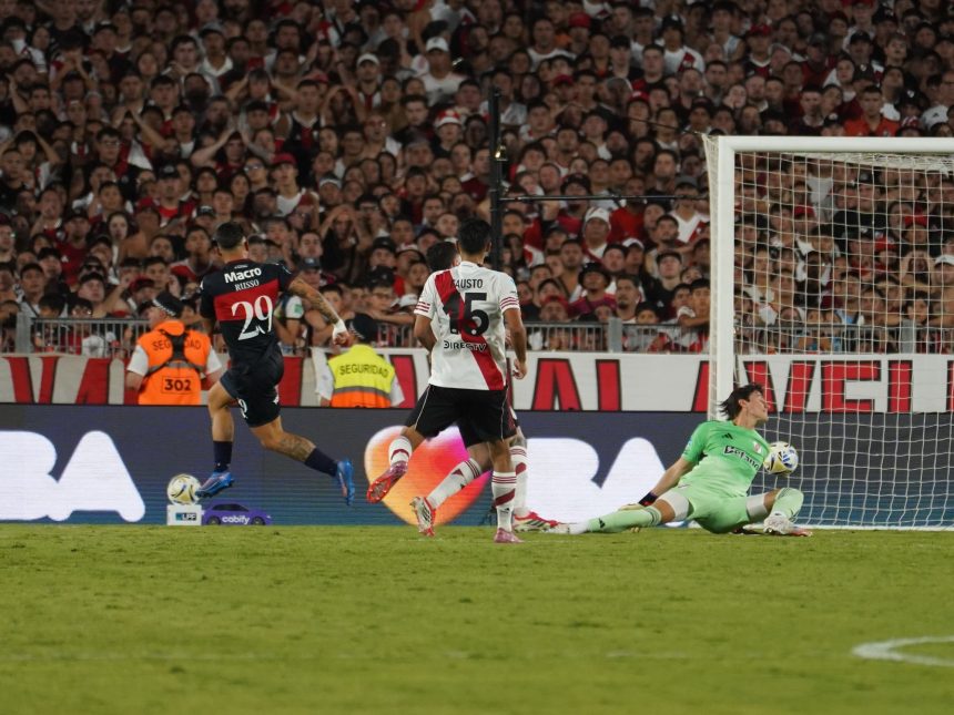 Tigre arrasa con un River en crisis: el Monumental estalla de furia