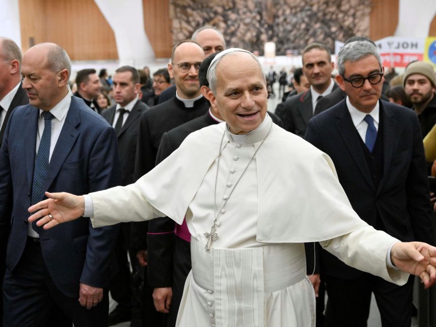 Polémicas del Gobierno: Invitación Papal y Proyecciones 2027