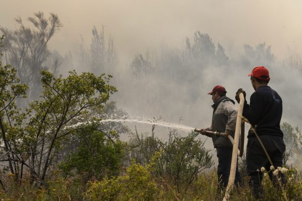 Incendios en Chubut: Recambio de bomberos y estrategias de enfriamiento