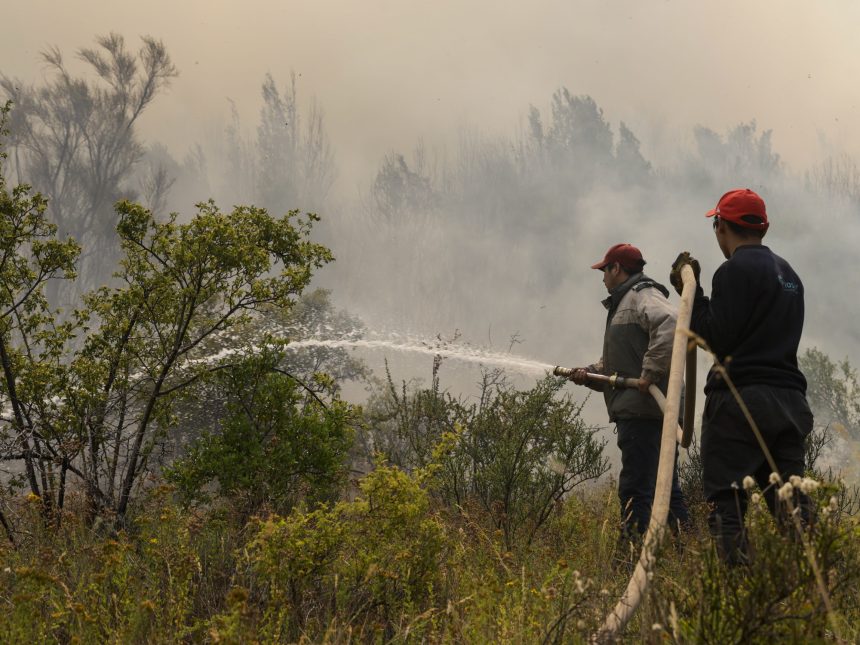 Incendios en Chubut: Recambio de bomberos y estrategias de enfriamiento