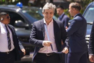 Caputo impulsa el blanqueo: Senadora K responde con ironía