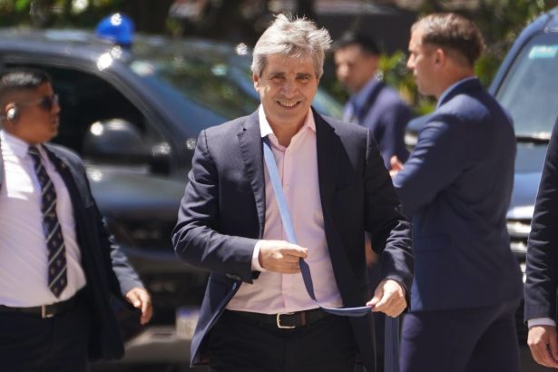 Caputo impulsa el blanqueo: Senadora K responde con ironía