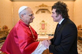 Javier Milei invita al Papa León XIV a una histórica visita a Argentina