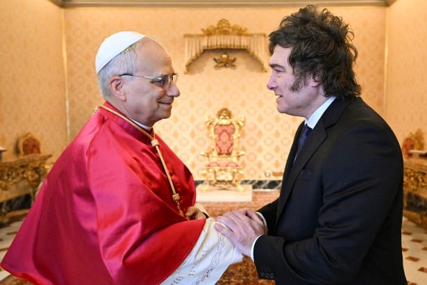 Javier Milei invita al Papa León XIV a una histórica visita a Argentina