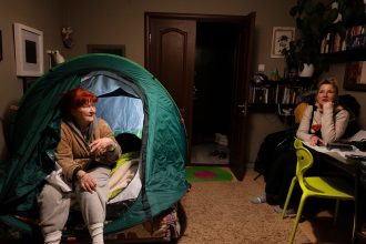 Rusia apaga la calefacción: ¡una noche en carpa sobre la cama!