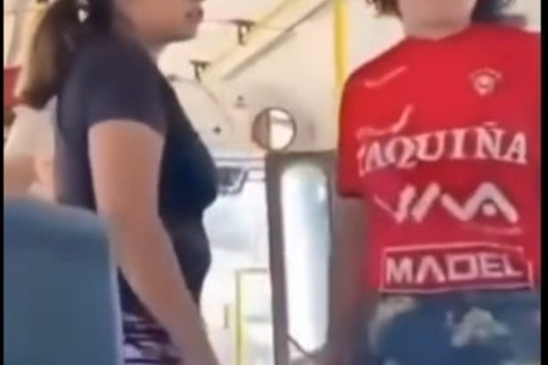 Cómo un pasajero usó una birra para calmar a una mujer borracha