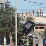 Impactante: Toyota Hilux descontrolada se sube a reja en Chubut