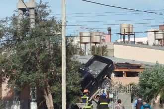 Impactante: Toyota Hilux descontrolada se sube a reja en Chubut