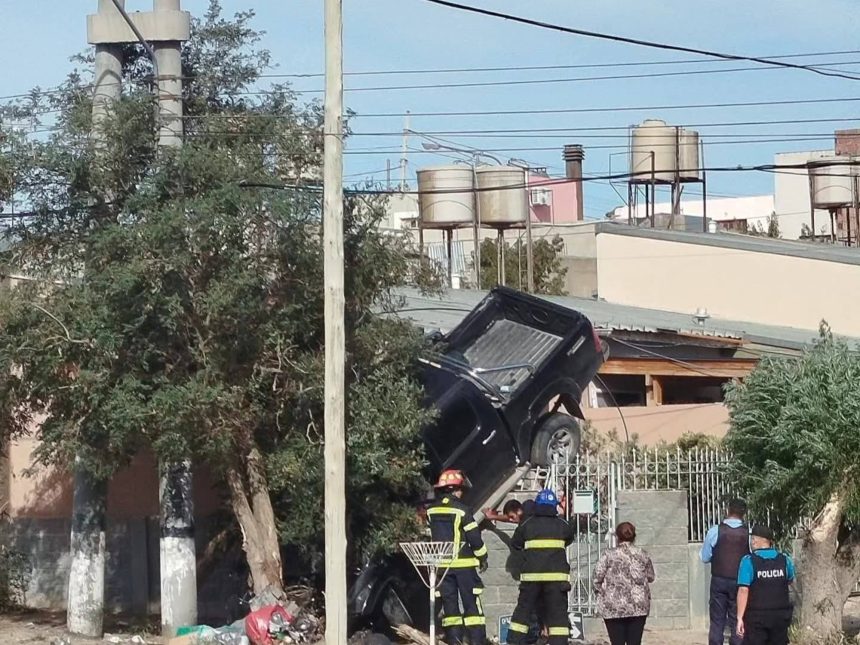 Impactante: Toyota Hilux descontrolada se sube a reja en Chubut