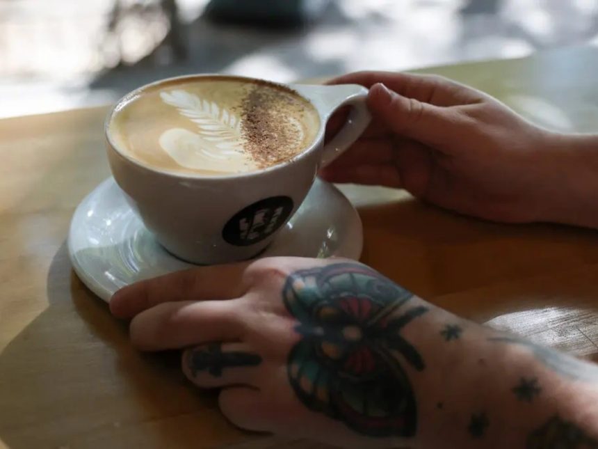 Descubre cómo 2-3 tazas de café diario pueden proteger tu mente