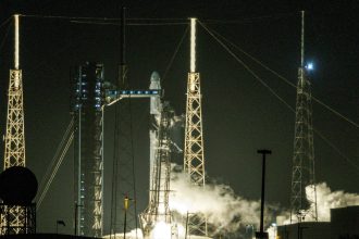 NASA y SpaceX lanzan misión para reemplazar astronautas en la EEI