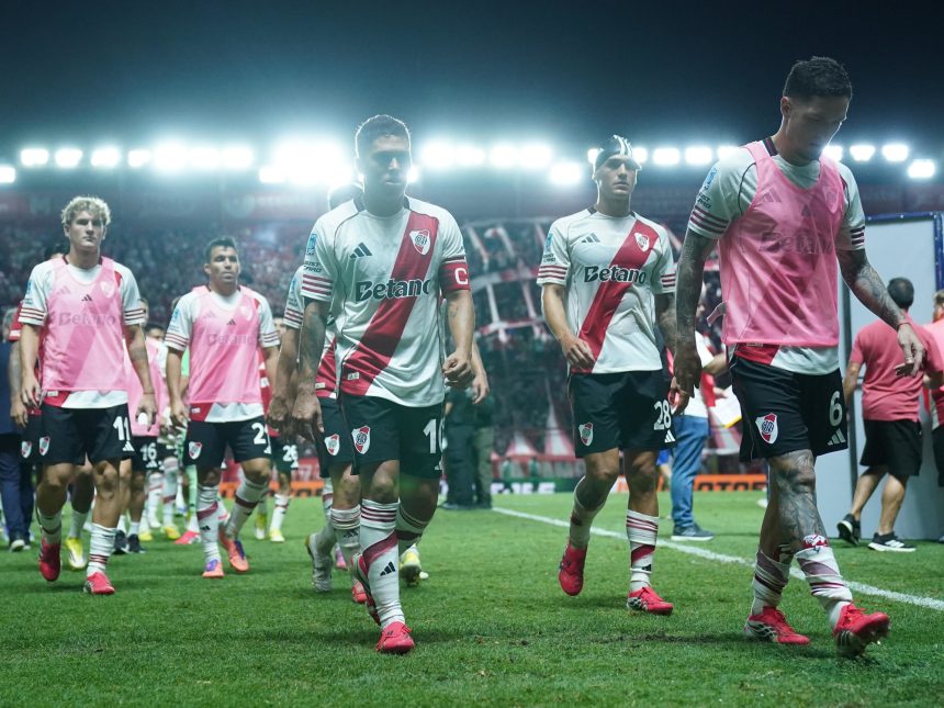 River Plate en Crisis: Derrota ante Argentinos y Gallardo Expulsado