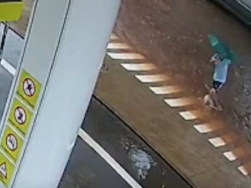 Impactantes imágenes de Tobías, el niño argentino en la tormenta