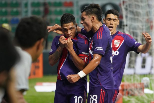 River se lleva la victoria con un penal agónico de Quintero