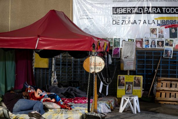 Venezuela libera 80 presos, pero cientos aún esperan amnistía
