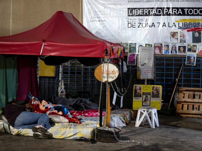 Venezuela libera 80 presos, pero cientos aún esperan amnistía