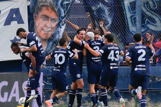 Independiente Rivadavia arrebata el invicto al Rojo y se consagra líder