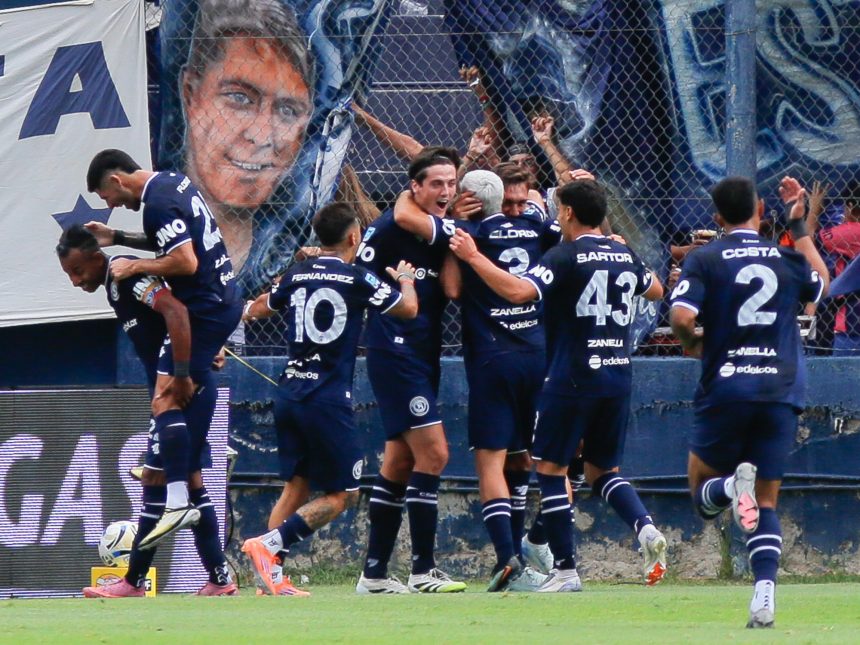 Independiente Rivadavia arrebata el invicto al Rojo y se consagra líder