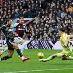 Impresionante golazo de tiro libre al Dibu Martínez desde 30 metros