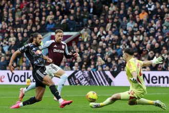 Impresionante golazo de tiro libre al Dibu Martínez desde 30 metros