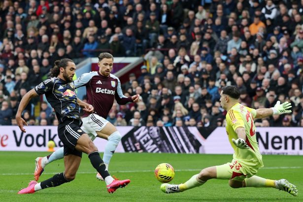 Impresionante golazo de tiro libre al Dibu Martínez desde 30 metros