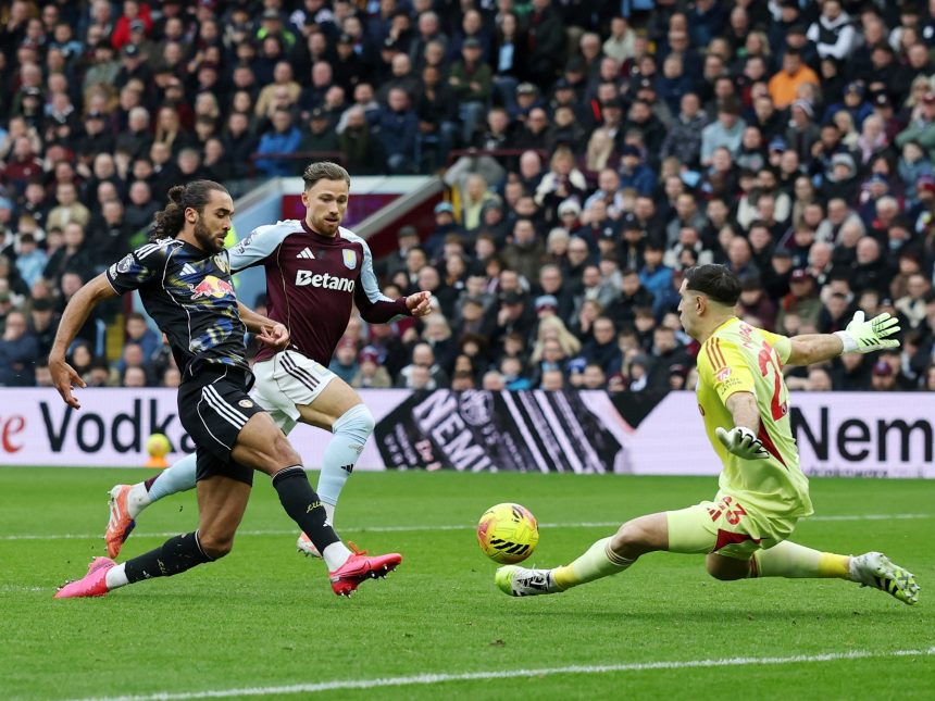 Impresionante golazo de tiro libre al Dibu Martínez desde 30 metros