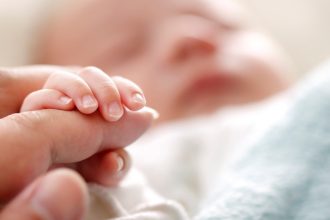 Juez de San Luis marca un hito al facilitar adopción prenatal