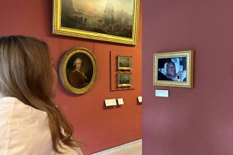 Impactante: Activistas exhiben foto del ex príncipe Andrés en el Louvre