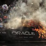 ¡Impactante! El Red Bull de Tsunoda se incendia en plena exhibición