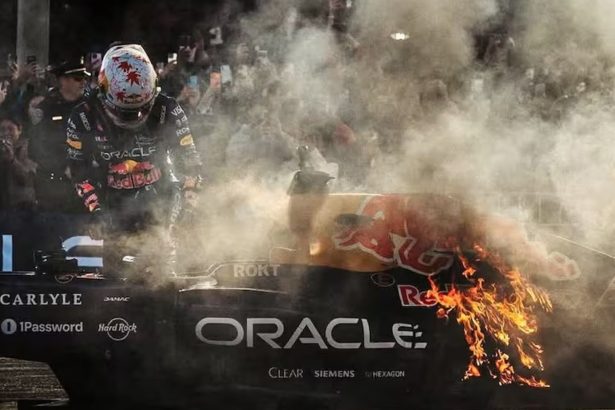 ¡Impactante! El Red Bull de Tsunoda se incendia en plena exhibición